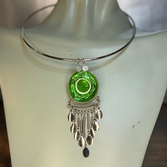 Artisan made green glass and silver tone pendant on a choker - Picture 6 of 8
